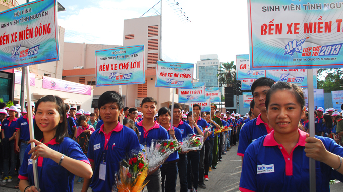 Sinh viên tình nguyện ra quân chiến dịch Tiếp sức mùa thi 2013 - Ảnh: Hoàng Thạch Vân
